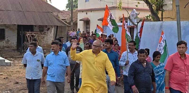 বোলপুর বিধানসভার দ্বারোন্দা গ্রামে ভোটের প্রচারে তৃণমূল প্রার্থী চন্দ্রনাথ সিনহা