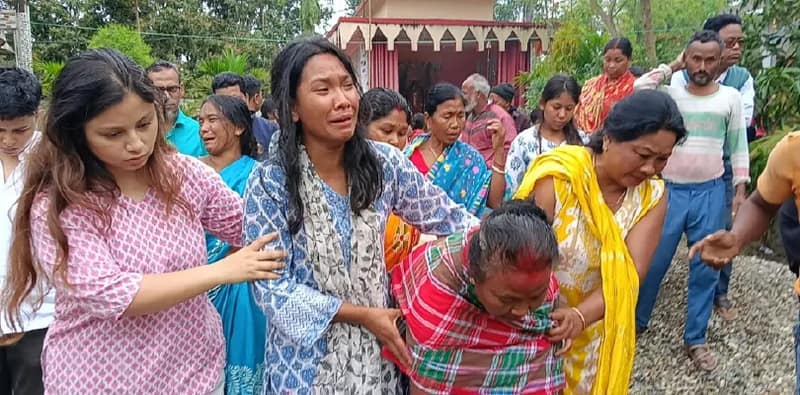 আট দিনের লড়াই শেষ, বাবাকে হারিয়ে কান্নায় ভেঙে পড়লেন স্বপ্না