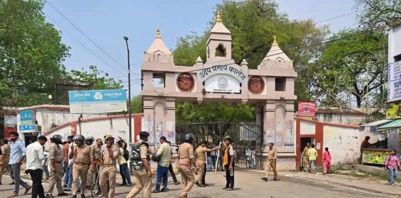 ক্যাম্পাসে গুলি করে ছাত্র,  উত্তপ্ত বারাণসীর কলেজ, পড়ুয়াদের তাণ্ডবে আহত তিন শিক্ষক