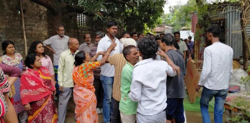 বধূকে খুন করে ঝুলিয়ে দেওয়ার অভিযোগ, শ্বশুরবাড়িতে ভাঙচুর