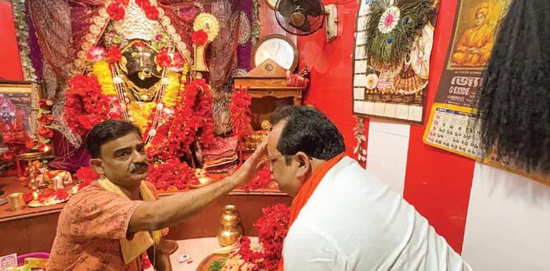 ঈশ্বরের শরণাপন্ন প্রার্থীরা ধর্মীয় অনুষ্ঠানে জনসংযোগ