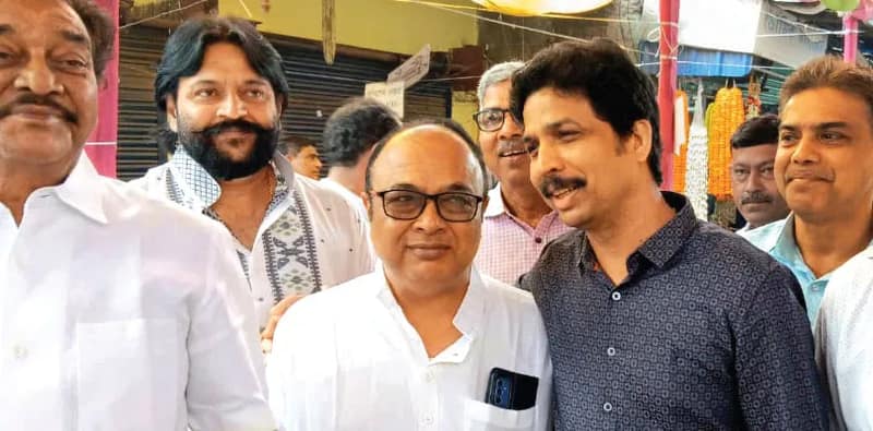 বাঁকুড়ায় সৌজন্য, আলিঙ্গন তৃণমূল ও সিপিএম প্রার্থীর