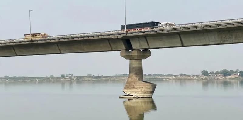 বিক্রমশীলা সেতুর পিলারে বড়ো ফাটল