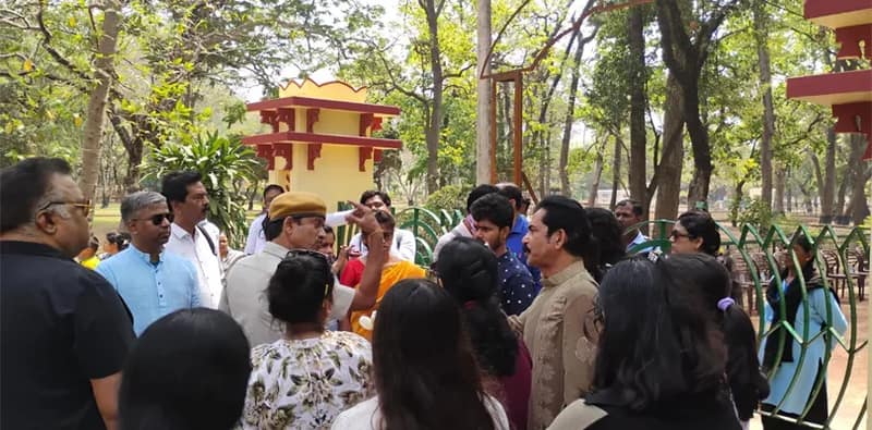 শান্তিনিকেতনে বিশ্বভারতীর হেরিটেজ ওয়াকে বিশৃঙ্খলা, পর্যটকদের হেনস্থার অভিযোগ