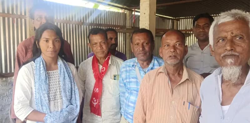 রাজনৈতিক সৌজন্য, তৃণমূল প্রার্থী স্বপ্না বর্মনের বাড়িতে এলেন রাজগঞ্জের সিপিএম প্রার্থী খরেন্দ্রনাথ রায়