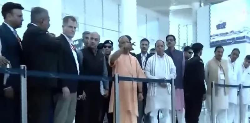 প্রধানমন্ত্রী নরেন্দ্র মোদি ২৮শে মার্চ জেওয়ার বিমানবন্দর উদ্বোধনের আগে পরিদর্শনে উত্তরপ্রদেশের মুখ্যমন্ত্রী যোগী আদিত্যনাথ