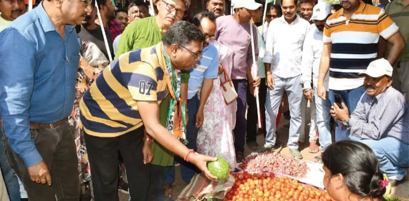 ঝাড়গ্রামে সবজি কিনে আইনজীবীর সাবধানবাণী, ‘বিজেপিকে ভোট নয়’