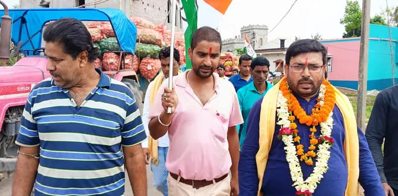 জয়পুরে প্রচারে বেরিয়ে গৃহস্থের হেঁসেলে ঢুকে পড়লেন শাসক দলের প্রার্থী হরকালী