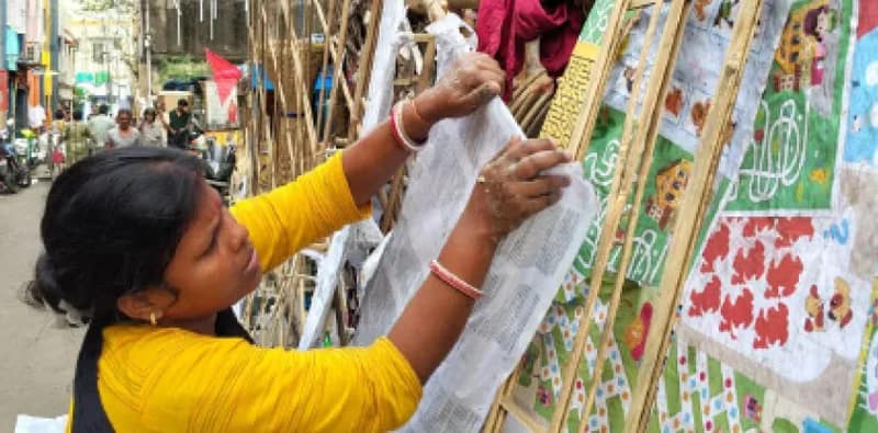 দিনরাত কাজ করেও অভাব মেটে না ডোমপাড়ার চালচিত্র শিল্পীদের