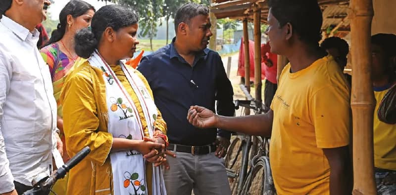 দক্ষিণ দিনাজপুর: ভোটারদের অভাব-অভিযোগ শুনলেন চিন্তামণি, রাজমিস্ত্রিদের সঙ্গে কাজে হাত লাগালেন শুভেন্দু