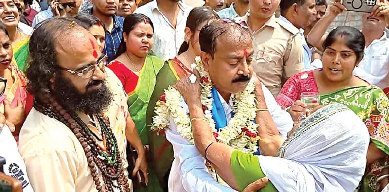 লক্ষ্মীর ভাণ্ডারের টাকায় মিক্সার গ্রাইন্ডার, কান্দির তৃণমূল প্রার্থীকে ‘বড়ি’ উপহার মহিলার