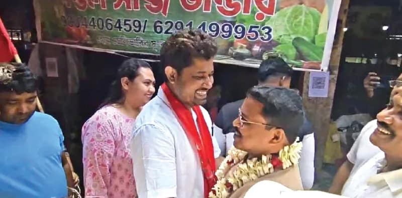 প্রচারে বেরিয়ে মুখোমুখি তৃণমূল ও সিপিএম প্রার্থী, জড়িয়ে ধরে সৌজন্য বিনিময়