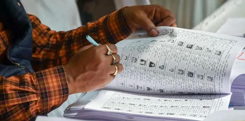 ভোটার তালিকা থেকে নাম বাদ নিয়ে কমিশনকে তোপ মমতার