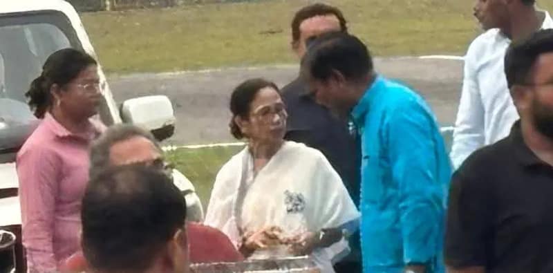 রাজগঞ্জের বিদায়ী বিধায়ক খগেশ্বর রায়ের সঙ্গে কথা বললেন মমতা বন্দ্যোপাধ্যায়