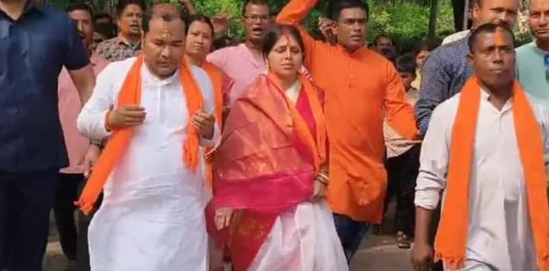 কর্মী সমর্থকদের নিয়ে জটিলেশ্বর ও জল্পেশ মন্দিরে পুজো দিলেন বিজেপির ময়নাগুড়ি বিধানসভার প্রার্থী কৌশিক রায়
