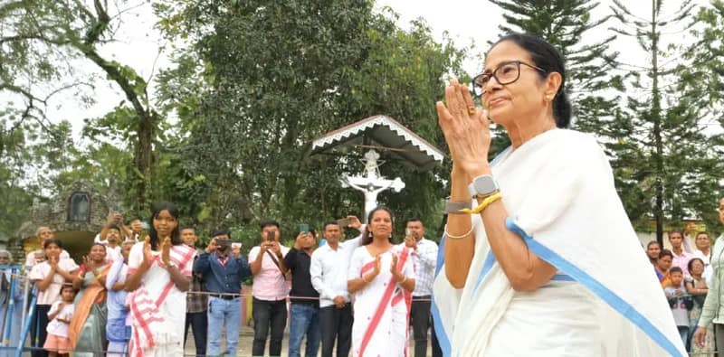 বিজেপি-কমিশন চক্রান্তে হয়রানি: মমতা, ‘বাদের তালিকা জানানোর দায় আমাদের নয়’, মন্তব্য সিইও’র