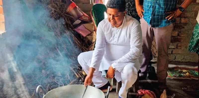 প্রচারে বেরিয়ে ভোটারের বাড়িতে মাছের ঝোল রান্না তৃণমূল প্রার্থীর