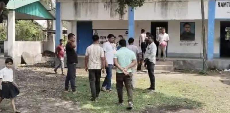 মাথাভাঙায় চতুর্থ শ্রেণির ৩ পড়ুয়াকে দিয়ে শৌচালয় পরিষ্কার! শোরগোল