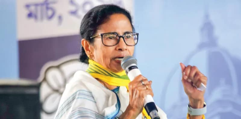 শেষ মুহূর্তে সিদ্ধান্ত বদল, সড়ক পথের বদলে আকাশপথেই পশ্চিম বর্ধমানে মমতা