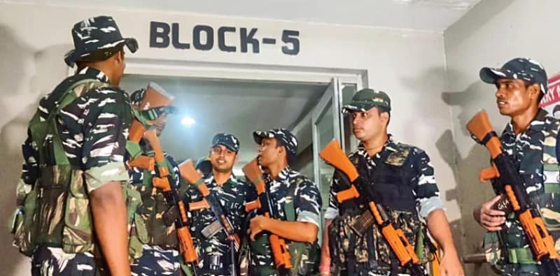ভোট ডিউটিতে ইফতার পার্টি! কমিশনের কোপে পড়লেন ৭ জন জওয়ান, ভাতা বৃদ্ধি ভোটকর্মীদের