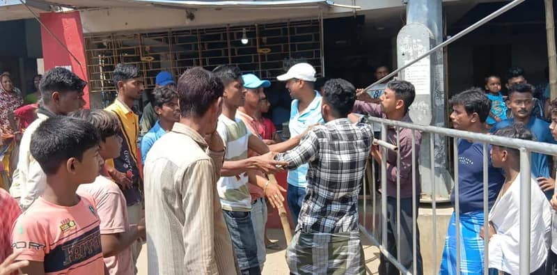 কাটোয়ার বল্লভপাড়া ফেরিঘাট থেকে ভাগীরথীতে পড়ে গেল আকাশ সাহা নামে একাদশ শ্রেণির এক পড়ুয়া, চলছে উদ্ধারকাজ, এলাকায় বিক্ষোভ