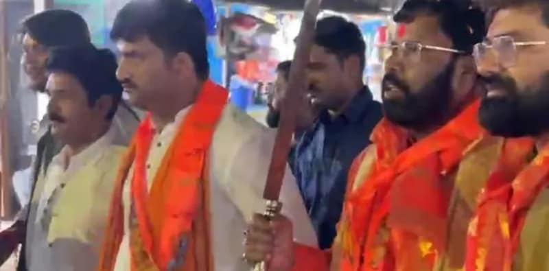 হাতে তরোয়াল নিয়ে রামনবমীর মিছিলে দুর্গাপুর পশ্চিমের বিজেপি বিধায়ক লক্ষণ ঘোড়ুই