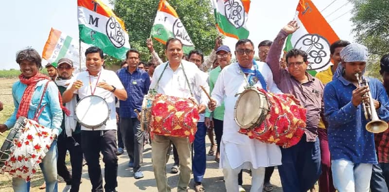 বাড়ি বাড়ি ঢোল, তৃণমূল প্রার্থীর প্রচারের জেরে বিজেপি কর্পূরের মতোই উবে যাবে
