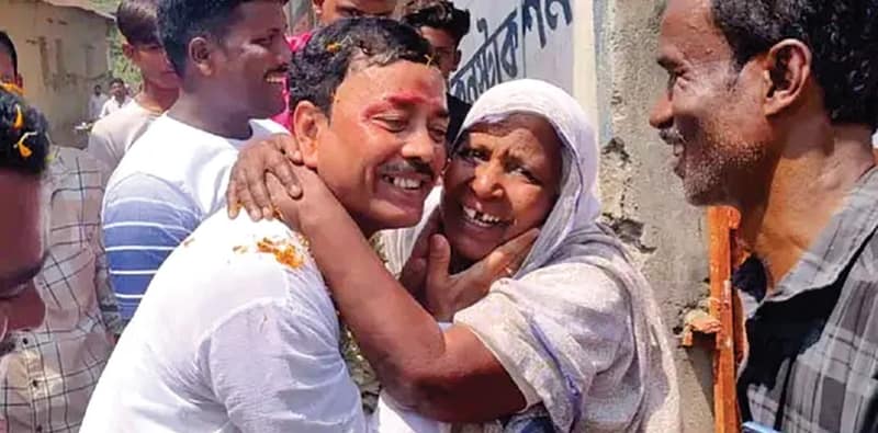 হার্টে স্টেন্ট নিয়েই পায়ে হেঁটে গ্রামে গ্রাম চষে ফেলছেন শেখ শাহনেওয়াজ