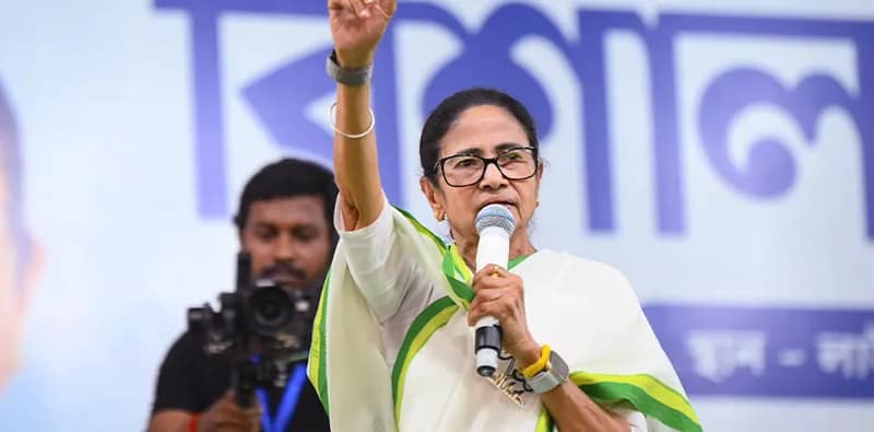 না জানিয়ে সব আধিকারীকদের বদল করেছে কমিশন : মমতা বন্দ্যোপাধ্যায়