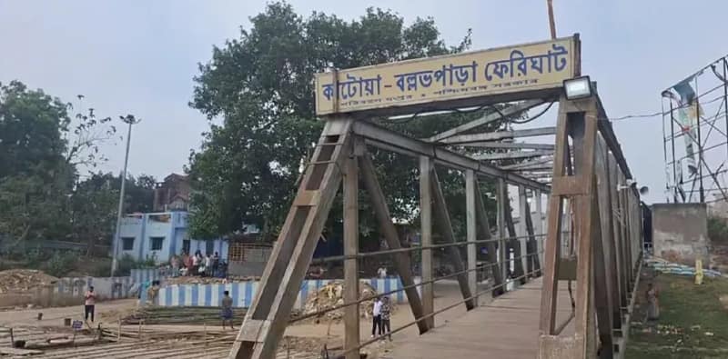 নদীতে তলিয়ে গেল  এক  কিশোর, ব্যাহত ফেরি পরিষেবা