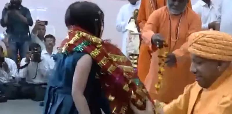 গোরখপুরে নবরাত্রির উপলক্ষ্যে কন্যা পুজো করেলেন উত্তরপ্রদেশের মুখ্যমন্ত্রী যোগী আদিত্যনাথ