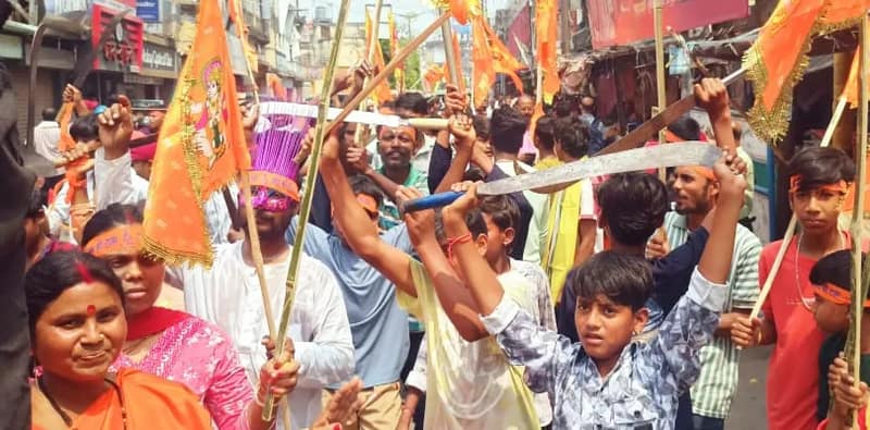 মালদহতে  রামনবমীর মিছিলে অস্ত্র হাতে বাচ্চারা