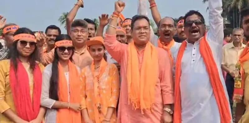 জলপাইগুড়ি শহরে রাম নবমীর মিছিলে বিজেপি প্রার্থী অনন্তদেব অধিকারী