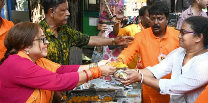 প্রচারে ভোগ বিতরণ বিজেপি প্রার্থীর, কটাক্ষ তৃণমূলের