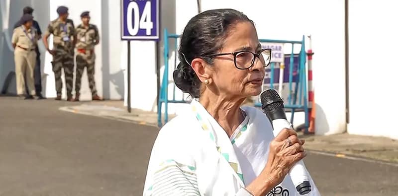 ‘হিটলারি অত্যাচার চালাচ্ছে কমিশন’, এসআইআরে মানুষের হয়রানি নিয়ে তীব্র আক্রমণ মমতার