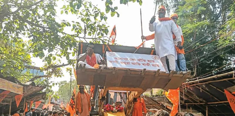 বুলডোজার নিয়ে বাঁকুড়ায়  রামনবমীর শোভাযাত্রা