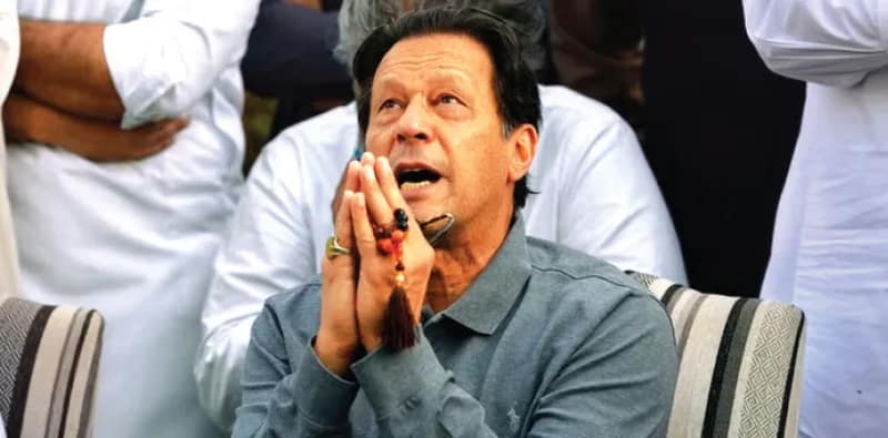 ইমরানের মুক্তি চাই: ভক্তকে মাঠে ঢুকতে দিল না পুলিশ