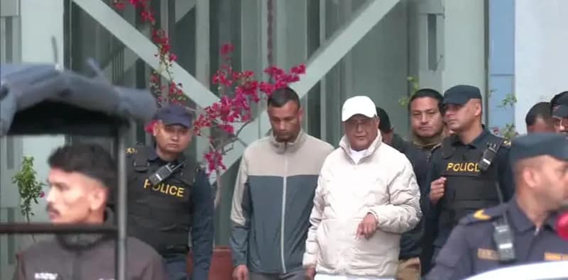 কাঠমান্ডু জেলা পুলিশ রেঞ্জ থেকে বের করে চিকিৎসার জন্য হাসপাতালে নিয়ে যাওয়া হচ্ছে নেপালের প্রাক্তন প্রধানমন্ত্রী কেপি শর্মা ওলিকে