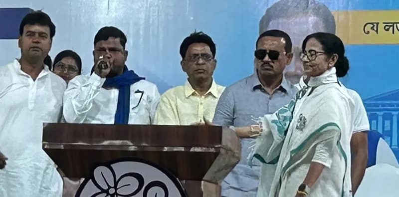 রঘুনাথপুর বিধানসভার নিতুড়িয়ার জনসভায় এসে পৌঁছালেন মমতা বন্দ্যোপাধ্যায়