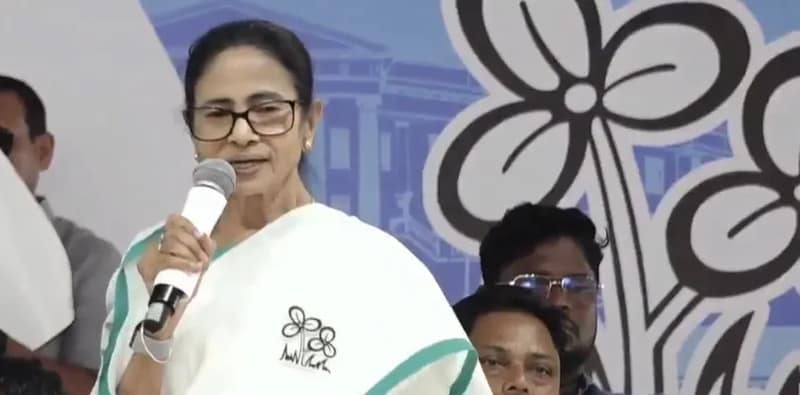 রঘুনাথপুর বিধানসভার নিতুড়িয়ার জনসভায় বক্তব্য রাখছেন মমতা বন্দ্যোপাধ্যায়