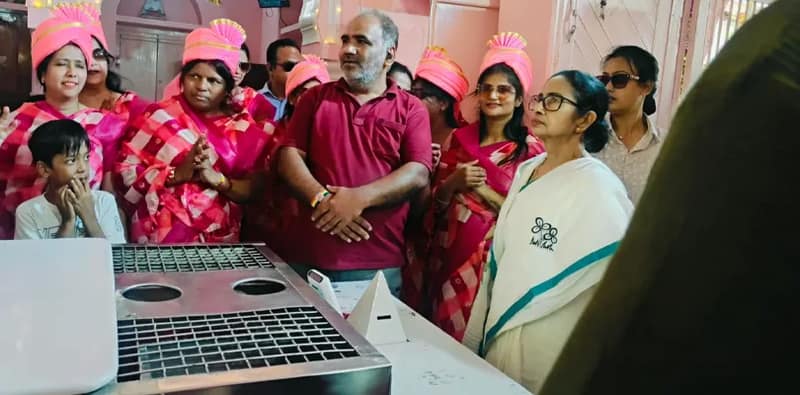 পুরুলিয়া জৈন মন্দিরে মুখ্যমন্ত্রী মমতা বন্দ্যোপাধ্যায়