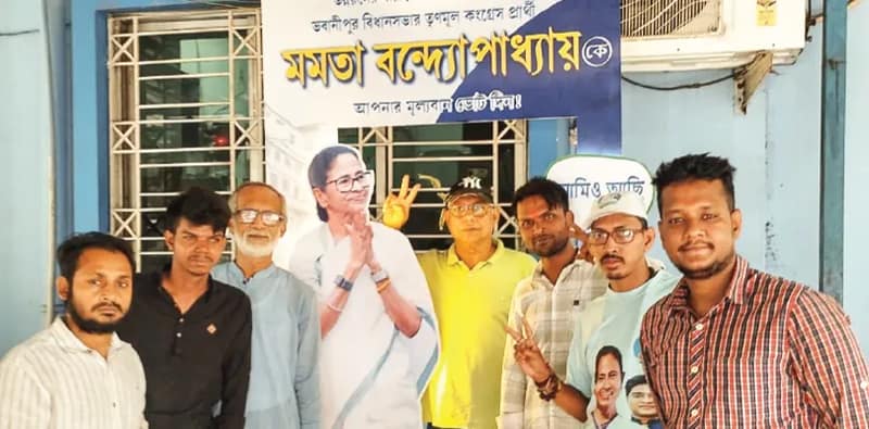 ভবানীপুরে প্রচারে চমক তৃণমূলের  ‘মমতা’র সঙ্গে ছবি তুলতে ফটো কর্নার