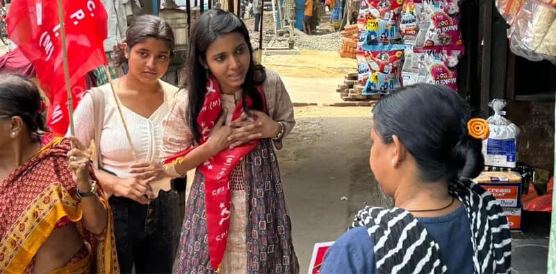 রবিবারের প্রচারে মতিলাল নেহরু রোডে বালিগঞ্জ কেন্দ্রের সিপিএম প্রার্থী আফরিন বেগম