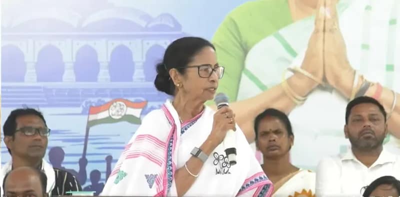 আইএএস- আইপিএসদের অপমান করা হচ্ছে: মমতা
