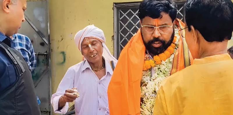 দুর্গাপুরে ভোটপ্রচারে বেরিয়ে বিজেপি প্রার্থীর বিরুদ্ধে টাকা বিলির অভিযোগ, কমিশনের দ্বারস্থ তৃণমূল