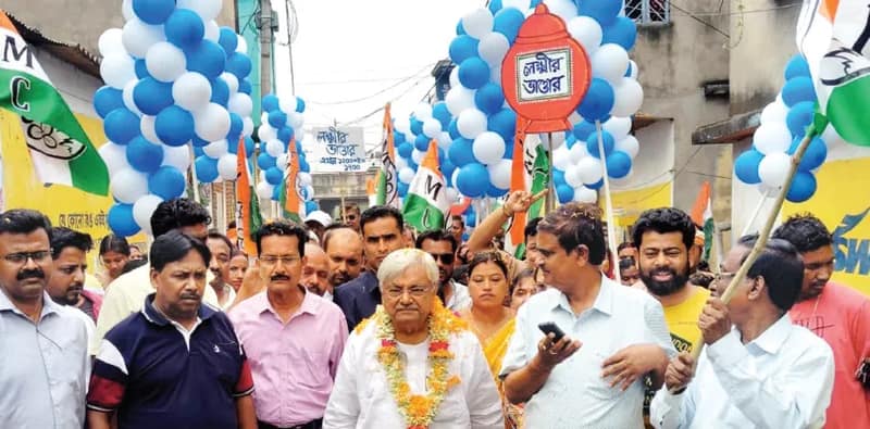 উন্নয়নের খতিয়ান তুলে ধরে দুর্গাপুর পূর্বে প্রদীপ মজুমদারের প্রচারে মানুষের ঢল