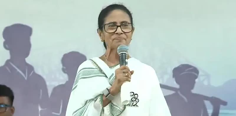 বলছে চারটে লিস্ট বের করেছে, একটাও চোখে দেখিনি: মমতা