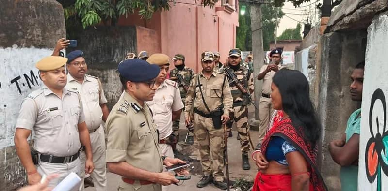 জামুড়িয়ার বিভিন্ন প্রান্তে গিয়ে স্থানীয়দের সঙ্গে দেখা করলেন আসানসোল দুর্গাপুর পুলিশ কমিশনার প্রণব কুমার