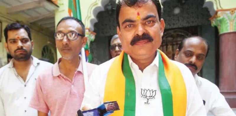 সঙ্গে প্যাড-স্ট্যাম্প, প্রচারে বেরিয়েও কাউন্সিলারের কাজ সারছেন বিজয়