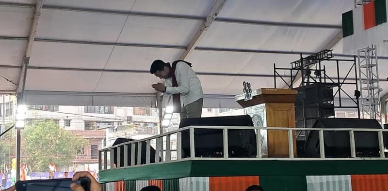 বালুরঘাটের জনসভা মঞ্চে এসে পৌঁছলেন অভিষেক বন্দ্যোপাধ্যায়